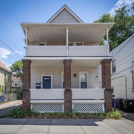 Mid-Century Modern Retreat In Little Italy Apartment คลีฟแลนด์ ภายนอก รูปภาพ