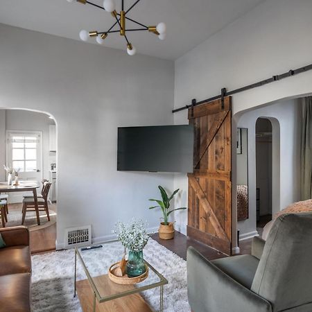 Mid-Century Modern Retreat In Little Italy Apartment คลีฟแลนด์ ภายนอก รูปภาพ