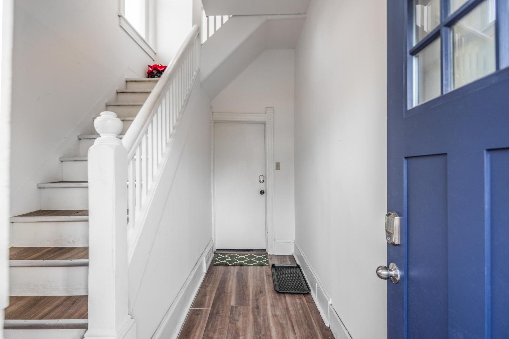 Mid-Century Modern Retreat In Little Italy Apartment คลีฟแลนด์ ภายนอก รูปภาพ