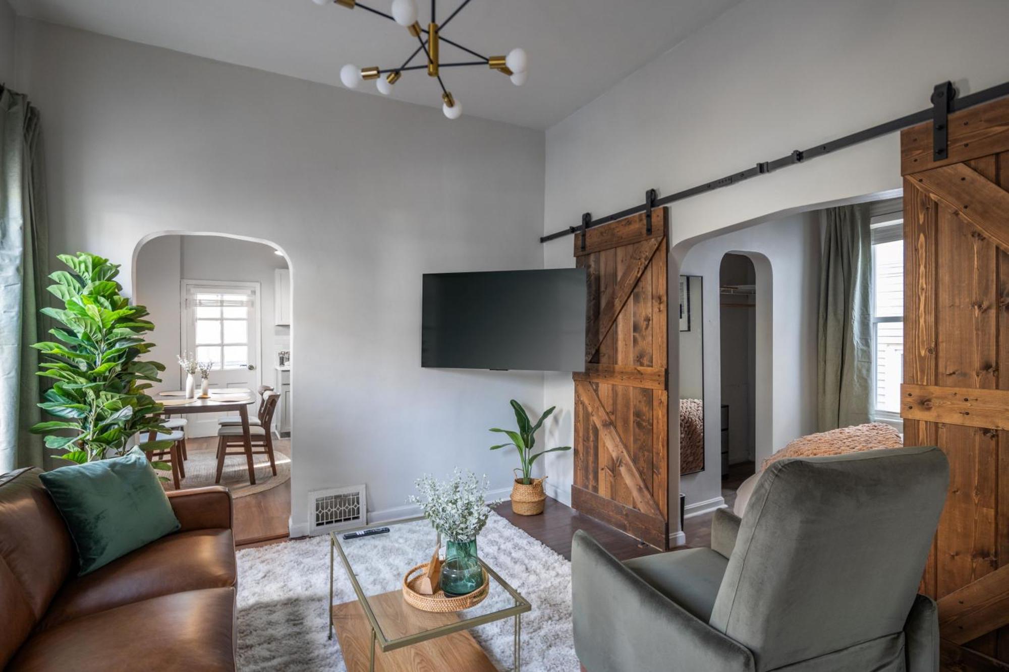 Mid-Century Modern Retreat In Little Italy Apartment คลีฟแลนด์ ภายนอก รูปภาพ