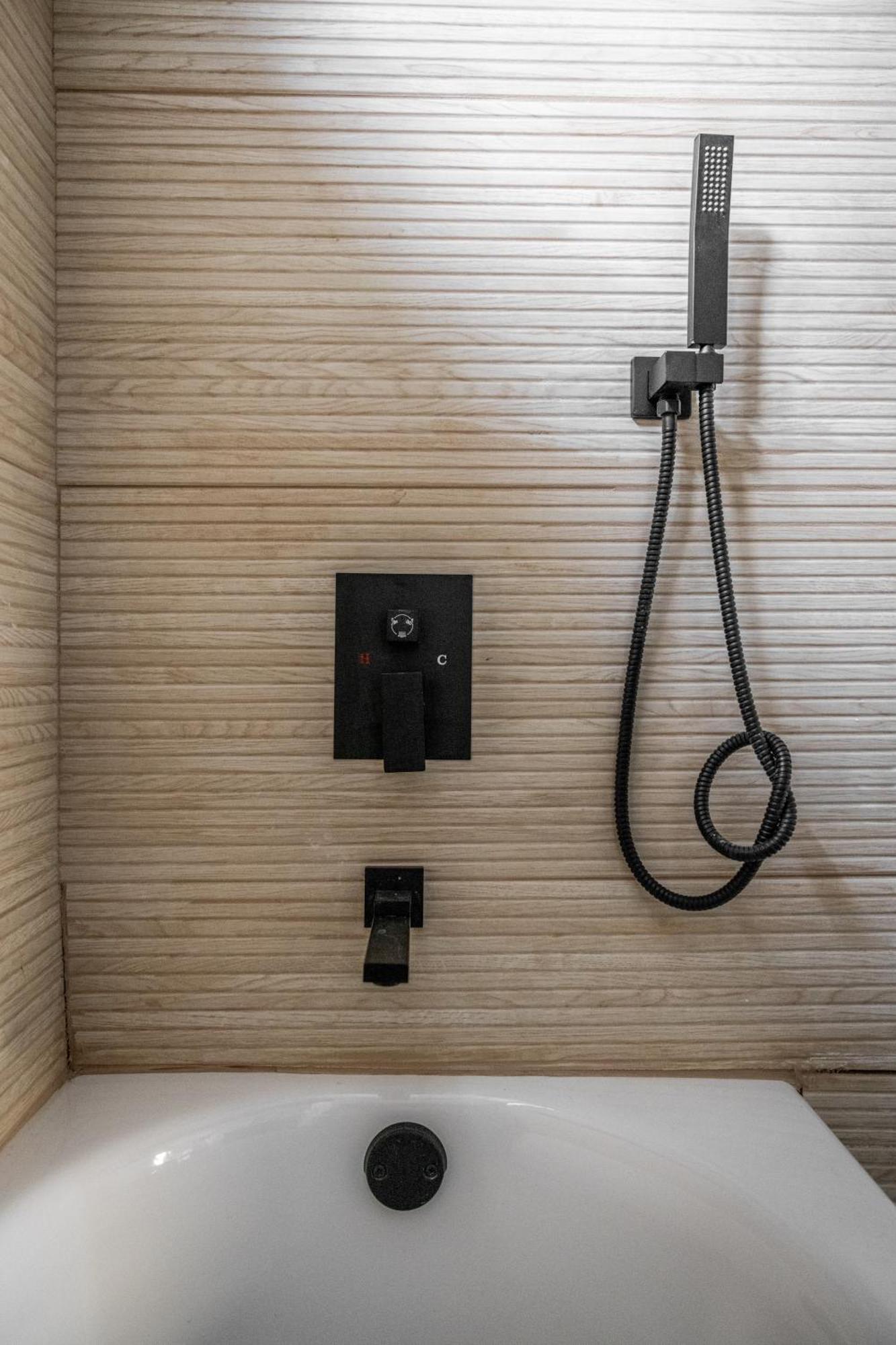 Mid-Century Modern Retreat In Little Italy Apartment คลีฟแลนด์ ภายนอก รูปภาพ