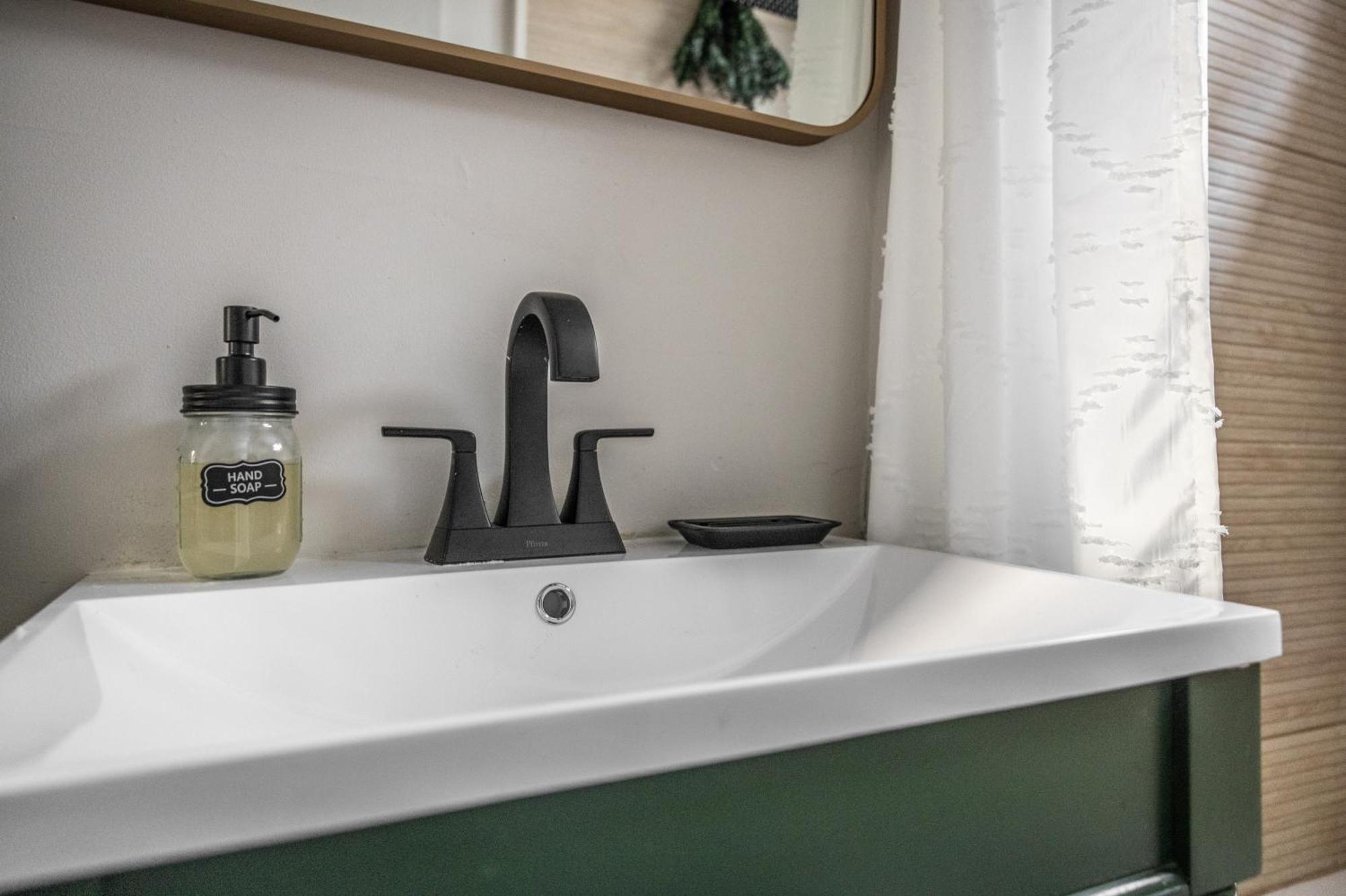 Mid-Century Modern Retreat In Little Italy Apartment คลีฟแลนด์ ภายนอก รูปภาพ