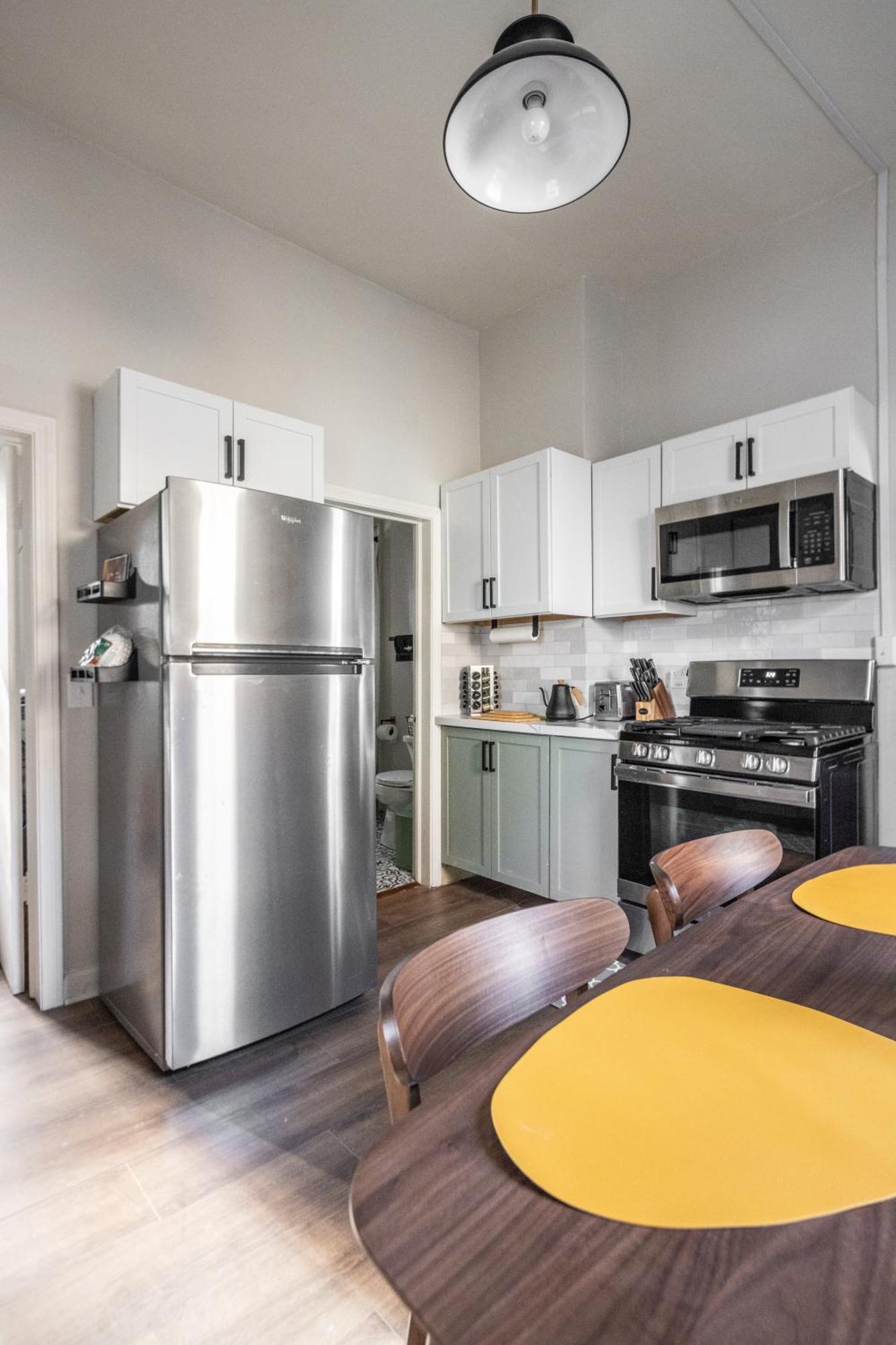 Mid-Century Modern Retreat In Little Italy Apartment คลีฟแลนด์ ภายนอก รูปภาพ