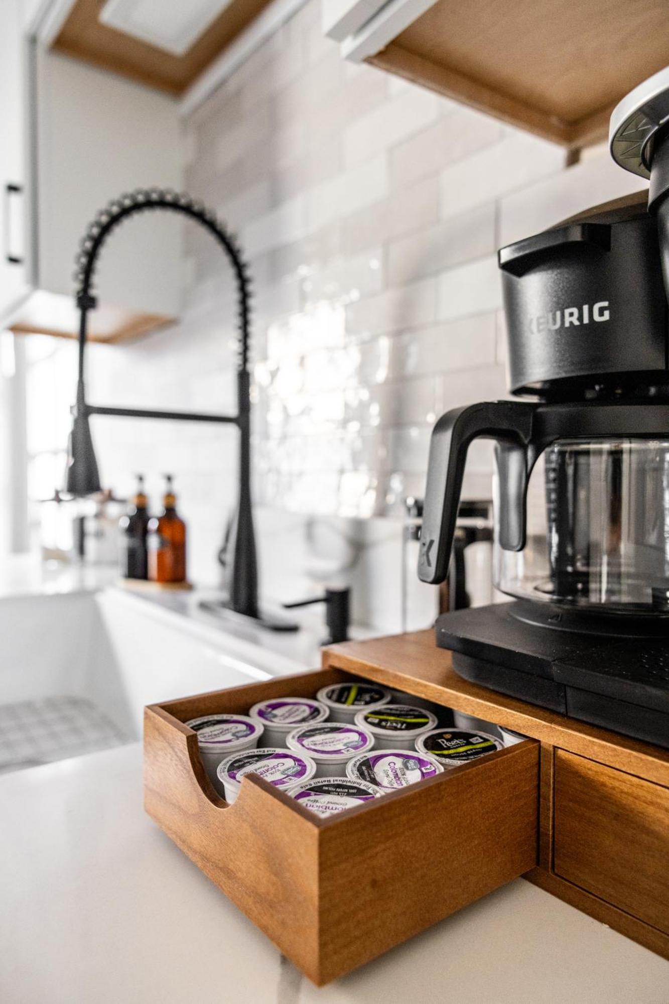 Mid-Century Modern Retreat In Little Italy Apartment คลีฟแลนด์ ภายนอก รูปภาพ