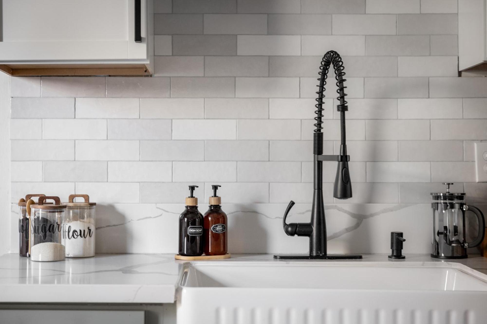 Mid-Century Modern Retreat In Little Italy Apartment คลีฟแลนด์ ภายนอก รูปภาพ