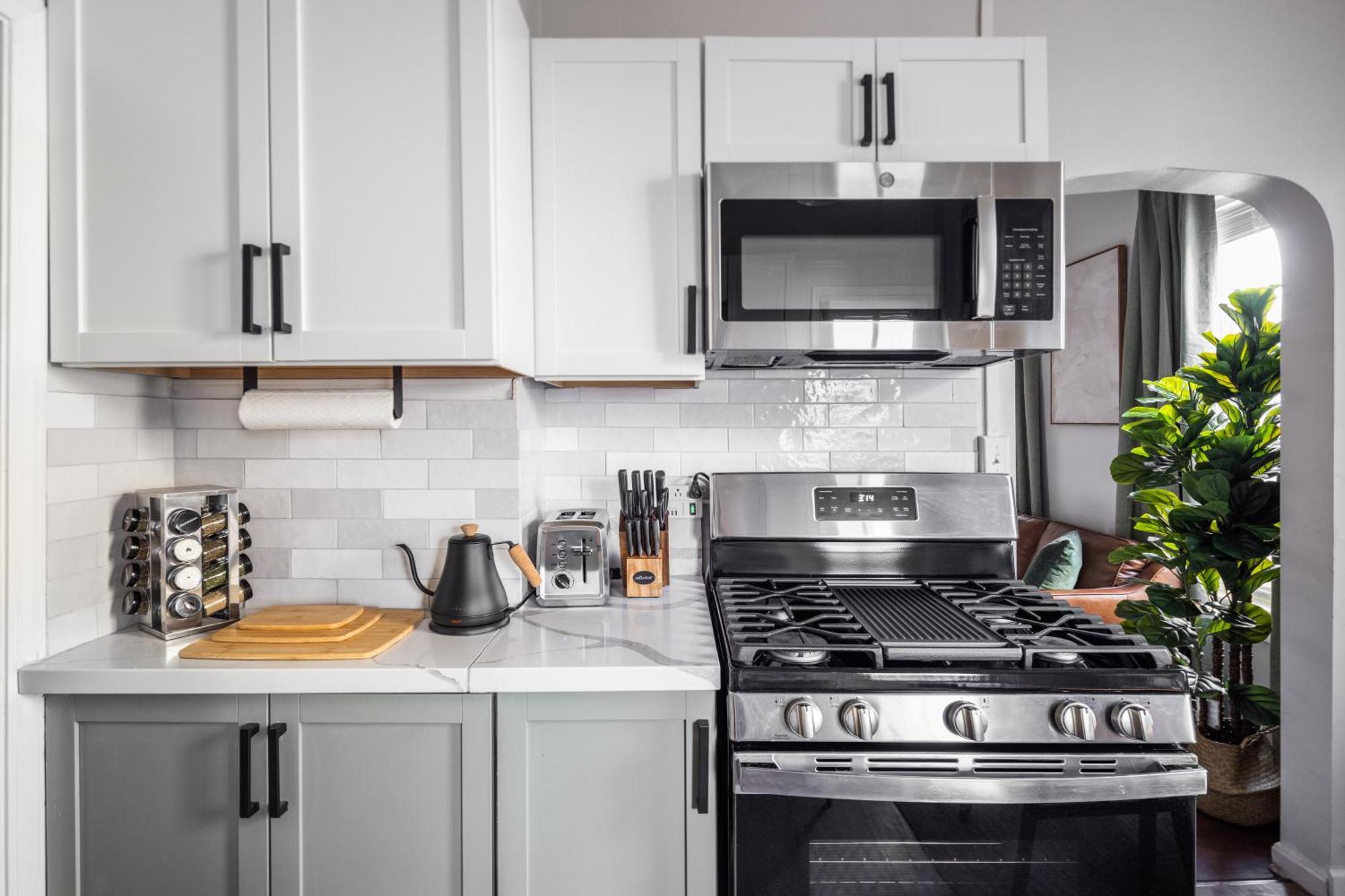 Mid-Century Modern Retreat In Little Italy Apartment คลีฟแลนด์ ภายนอก รูปภาพ