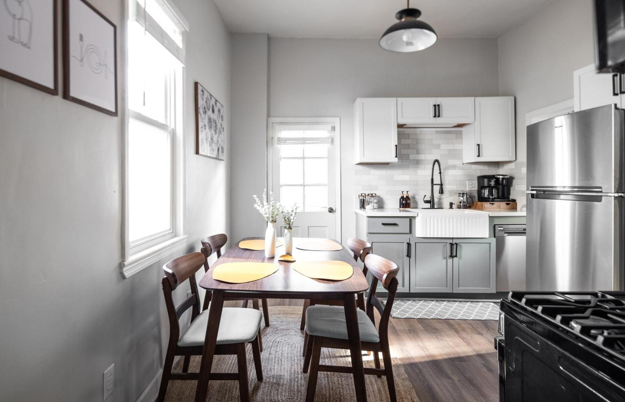 Mid-Century Modern Retreat In Little Italy Apartment คลีฟแลนด์ ภายนอก รูปภาพ