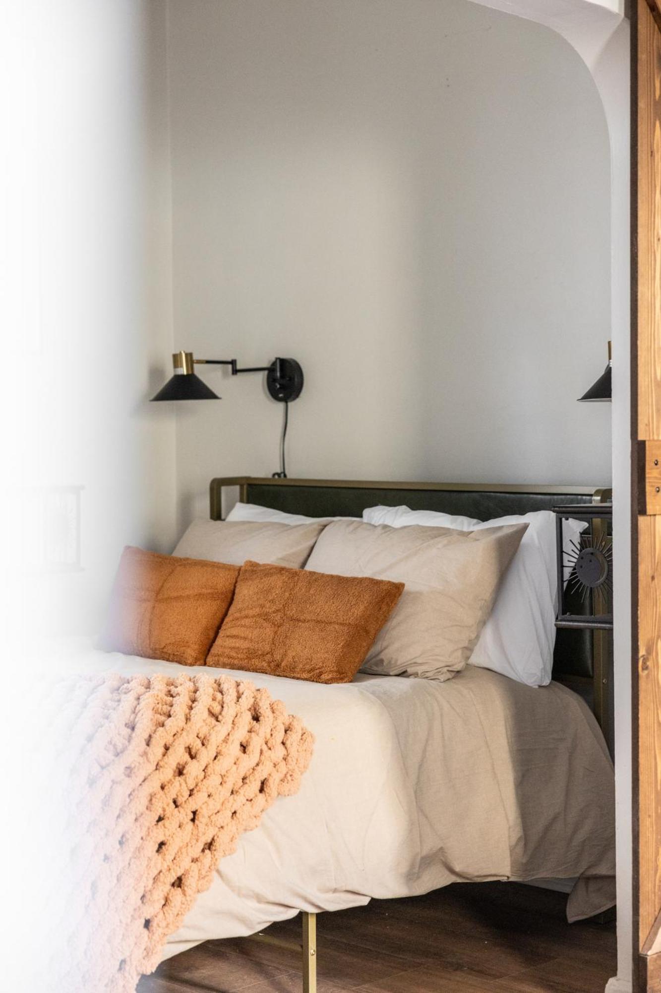 Mid-Century Modern Retreat In Little Italy Apartment คลีฟแลนด์ ภายนอก รูปภาพ