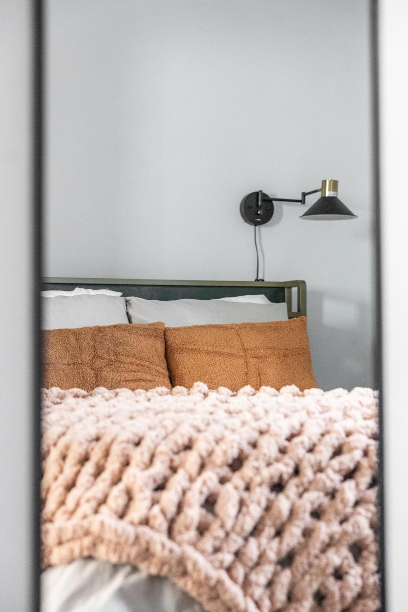 Mid-Century Modern Retreat In Little Italy Apartment คลีฟแลนด์ ภายนอก รูปภาพ