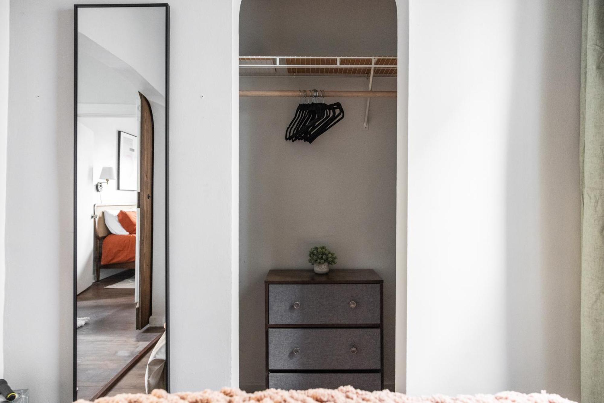 Mid-Century Modern Retreat In Little Italy Apartment คลีฟแลนด์ ภายนอก รูปภาพ