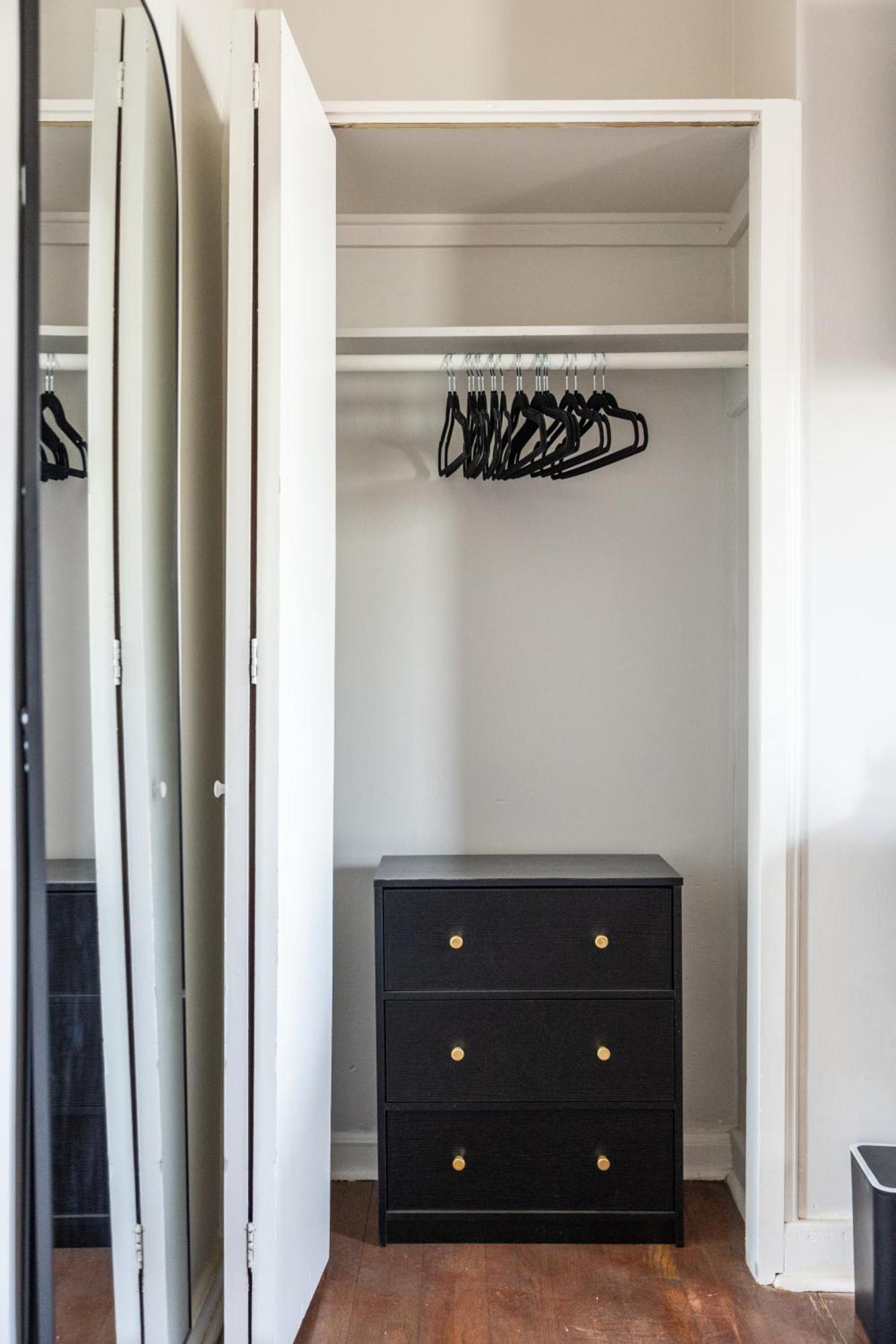 Mid-Century Modern Retreat In Little Italy Apartment คลีฟแลนด์ ภายนอก รูปภาพ