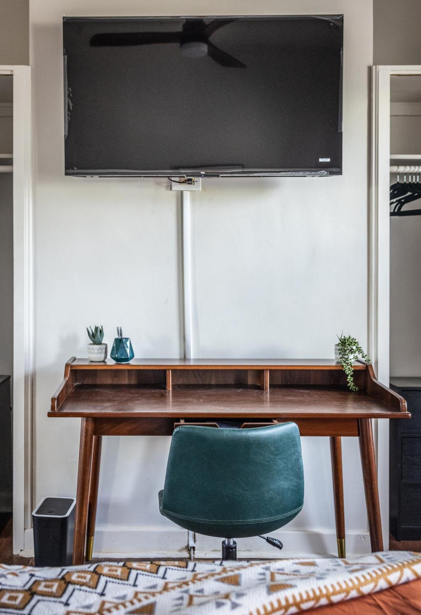 Mid-Century Modern Retreat In Little Italy Apartment คลีฟแลนด์ ภายนอก รูปภาพ