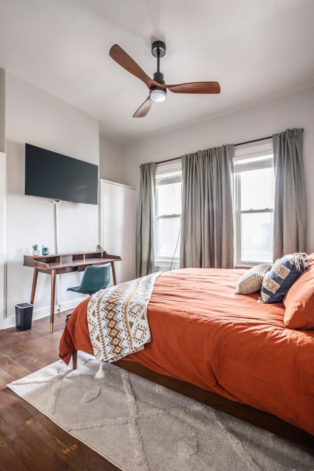 Mid-Century Modern Retreat In Little Italy Apartment คลีฟแลนด์ ภายนอก รูปภาพ