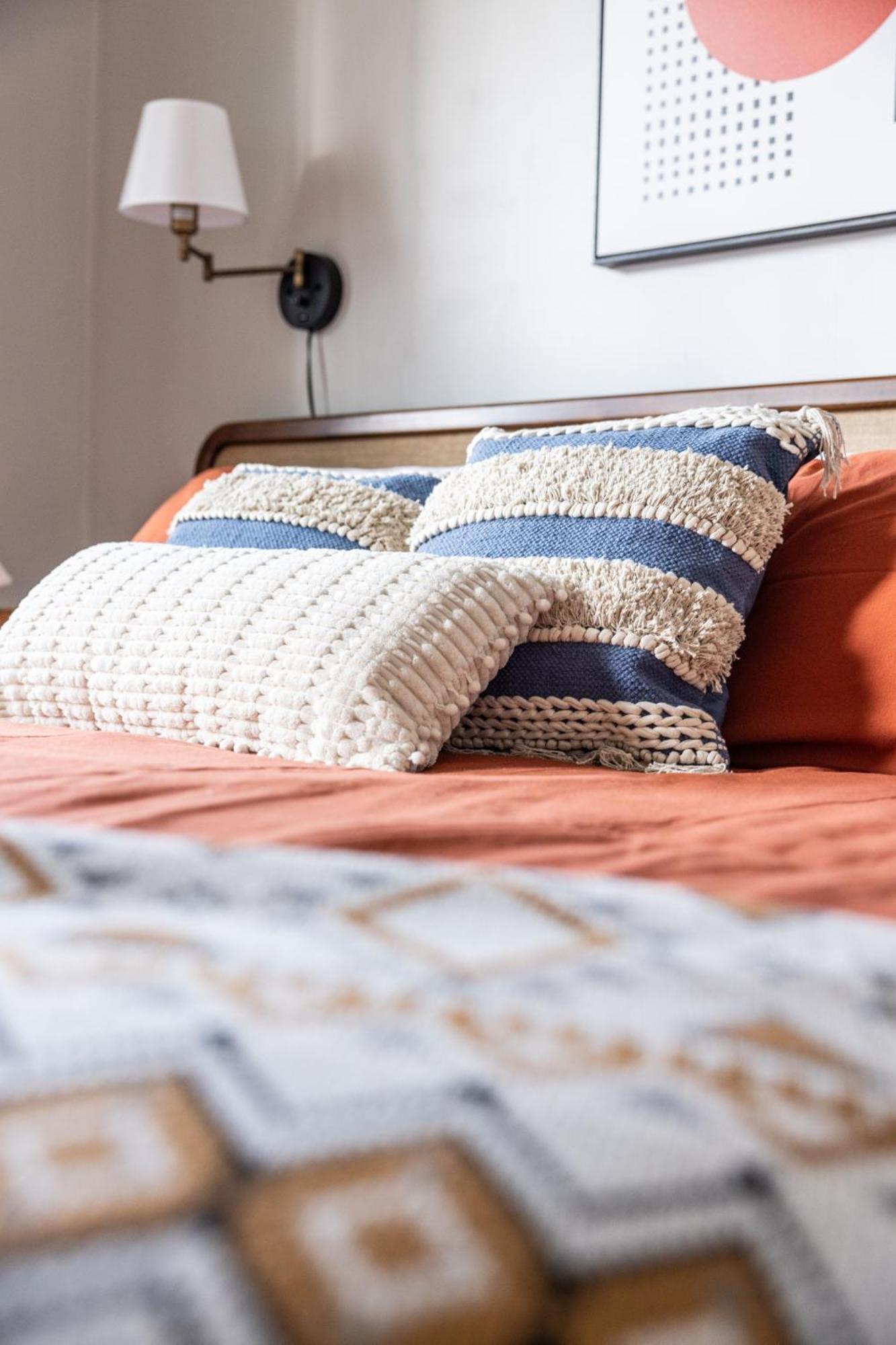 Mid-Century Modern Retreat In Little Italy Apartment คลีฟแลนด์ ภายนอก รูปภาพ