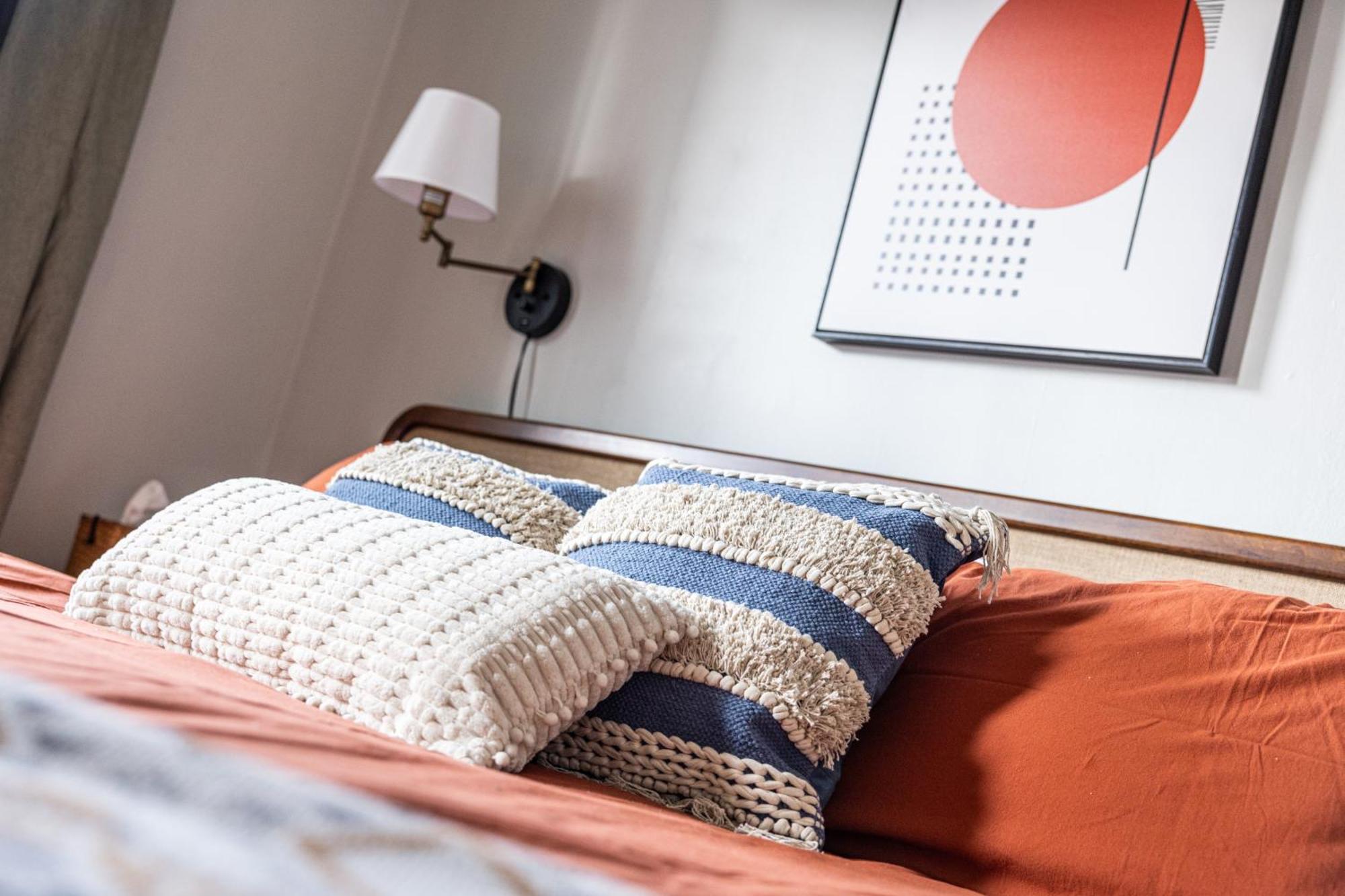 Mid-Century Modern Retreat In Little Italy Apartment คลีฟแลนด์ ภายนอก รูปภาพ