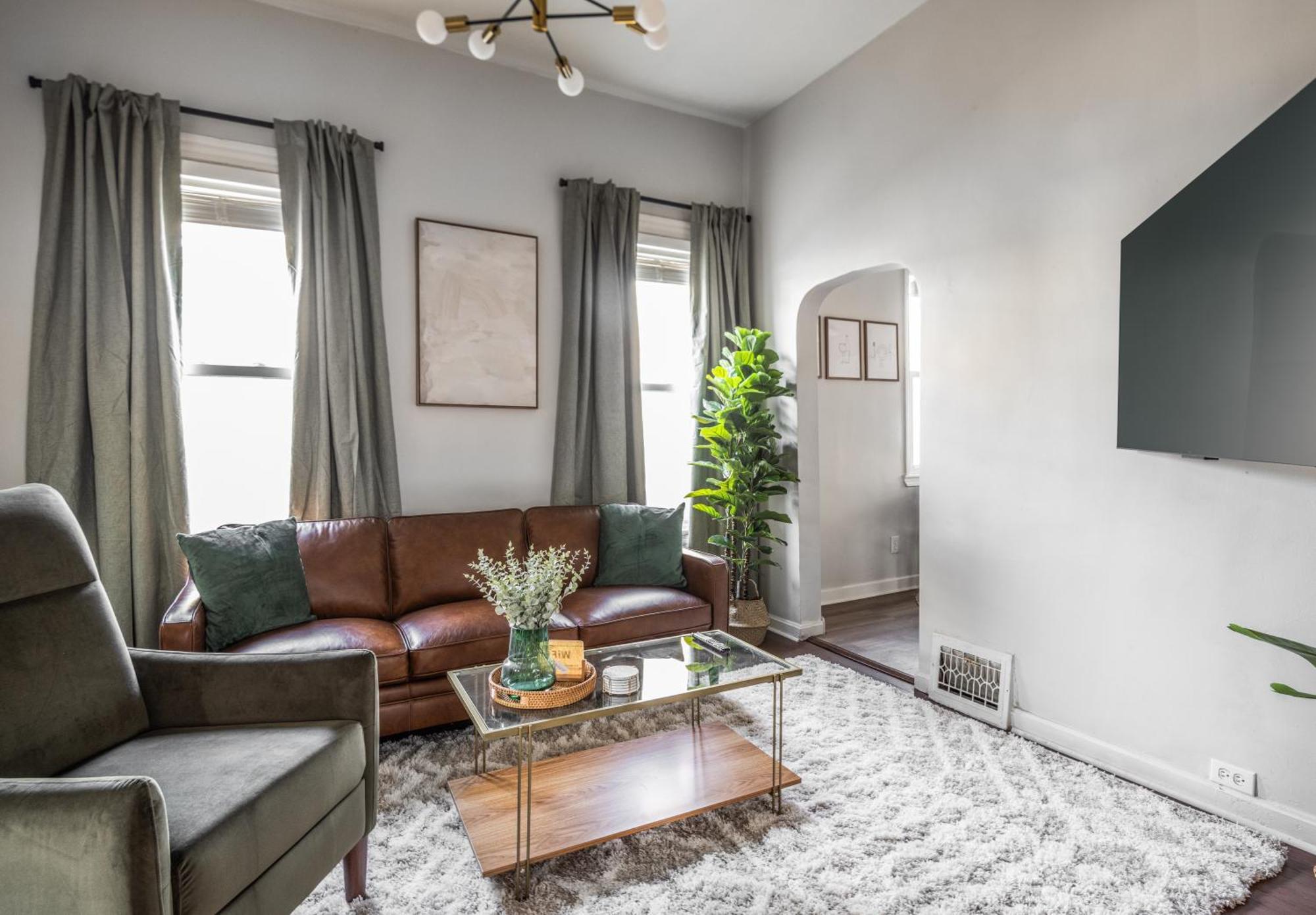 Mid-Century Modern Retreat In Little Italy Apartment คลีฟแลนด์ ภายนอก รูปภาพ