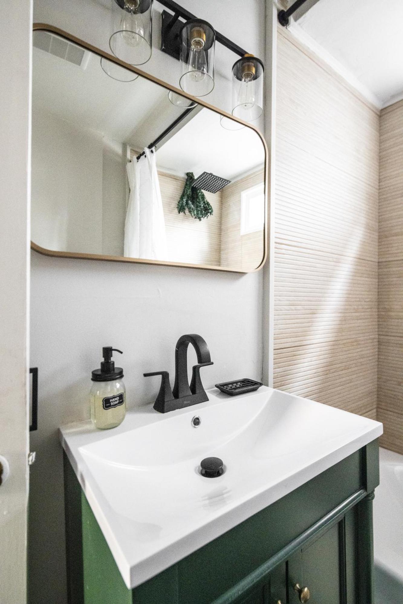 Mid-Century Modern Retreat In Little Italy Apartment คลีฟแลนด์ ภายนอก รูปภาพ